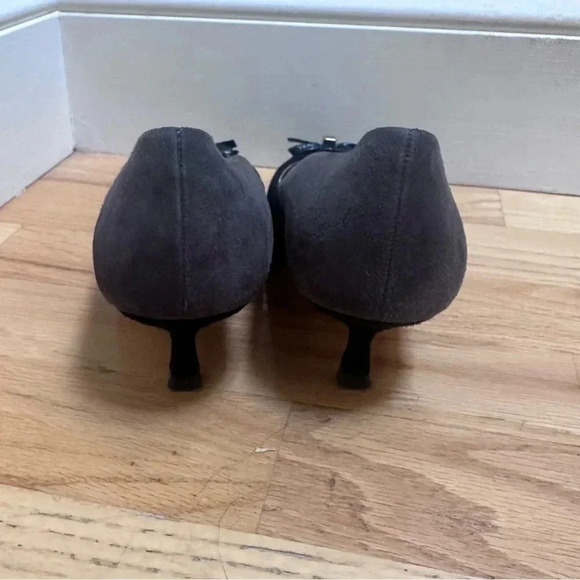 Stuart Weitzman Winn Kitten Heel Two-Tone Bow Pumps Suede Black Grey size 7 - Picture 5 of 8